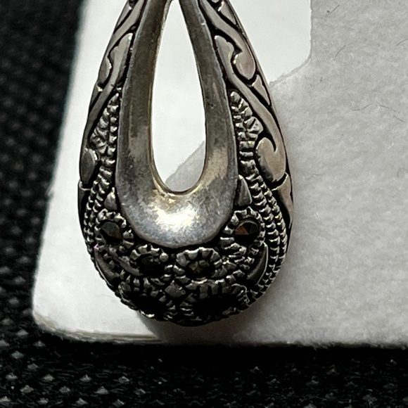 Vintage tear-shaped sterling silver dangling earrings, Intricate design earrings - Picture 3 of 4
